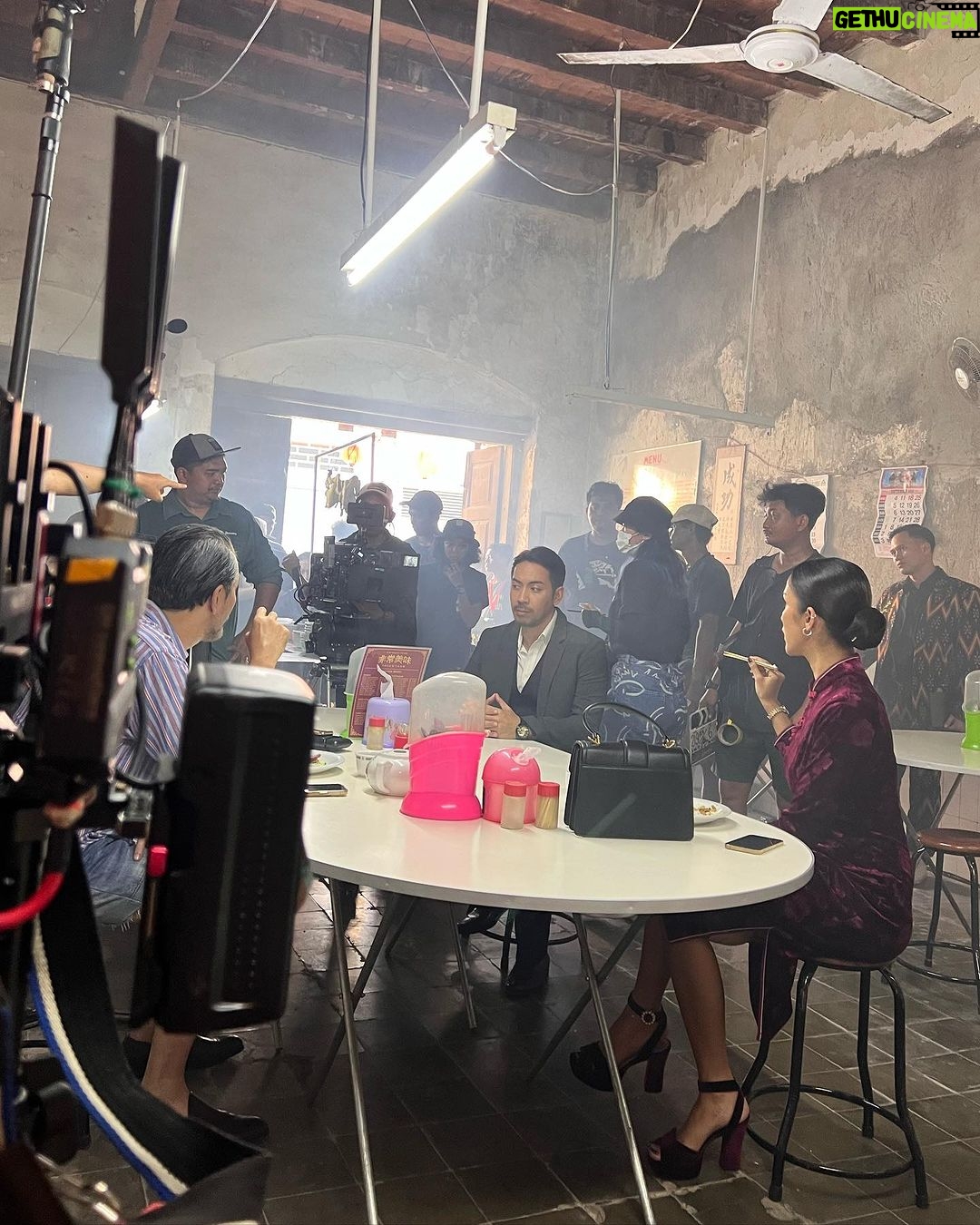 Aulia Sarah Instagram - SIKAAAT!! @pertaruhantheseries season 2 sudah tayang dan bisa di nikmati mulai hari ini. selamat nonton episode 1 & 2 ya. selamat bertemu dengan Kumala 🍵🥢🏮✨ directed by @sidharta_tata & @fajarmarsan 🕺🏻🕺🏻 nonton #PertaruhanTheSeries2 sekarang di @vidiooriginals 🥳🎉 episode baru akan tayang setiap hari jumat mulai pukul 07.00 WIB!!