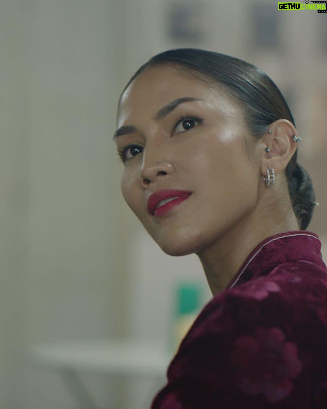 Aulia Sarah Instagram - SIKAAAT!! @pertaruhantheseries season 2 sudah tayang dan bisa di nikmati mulai hari ini. selamat nonton episode 1 & 2 ya. selamat bertemu dengan Kumala 🍵🥢🏮✨ directed by @sidharta_tata & @fajarmarsan 🕺🏻🕺🏻 nonton #PertaruhanTheSeries2 sekarang di @vidiooriginals 🥳🎉 episode baru akan tayang setiap hari jumat mulai pukul 07.00 WIB!!