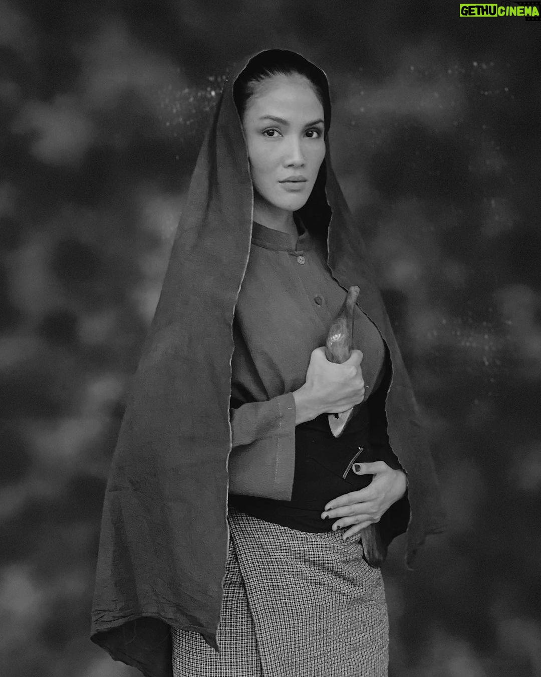 Aulia Sarah Instagram - POCUT LIMPAH 🦁🔥 “SINGA” nya Laksamana Malahayati, juga sahabat Malahayati sejak kecil. Komandan Intelejen Kesultanan, sekaligus menjadi Pasukan Inong Bale (pasukan militer para janda & perempuan Aceh pada tahun 1500-an). kisah cerita legenda kepahlawanan singa betina dari Aceh yang diangkat kembali dalam bentuk seni pertunjukan teaterikal “Jalasena Laksamana Malahayati” Kisah Heroik Perjuangan Laksamana Perempuan Pertama di Dunia. sungguh ini suatu hal yang tak pernah terbayangkan sebelumnya. tantangan terbesar bagiku (Aulia) & ku anggap ini adalah salah satu anugerah terindah dalam hidupku. pengalaman pertama di dunia seni pertunjukan teater, & langsung di beri kepercayaan untuk memainkan 3 karakter sekaligus dalam pertunjukannya nanti di Graha Bhakti Budaya @tim.cikini, 9 September 2023. wish me good luck and i'm hoping to see y’all there!! 💛🪄✨💫