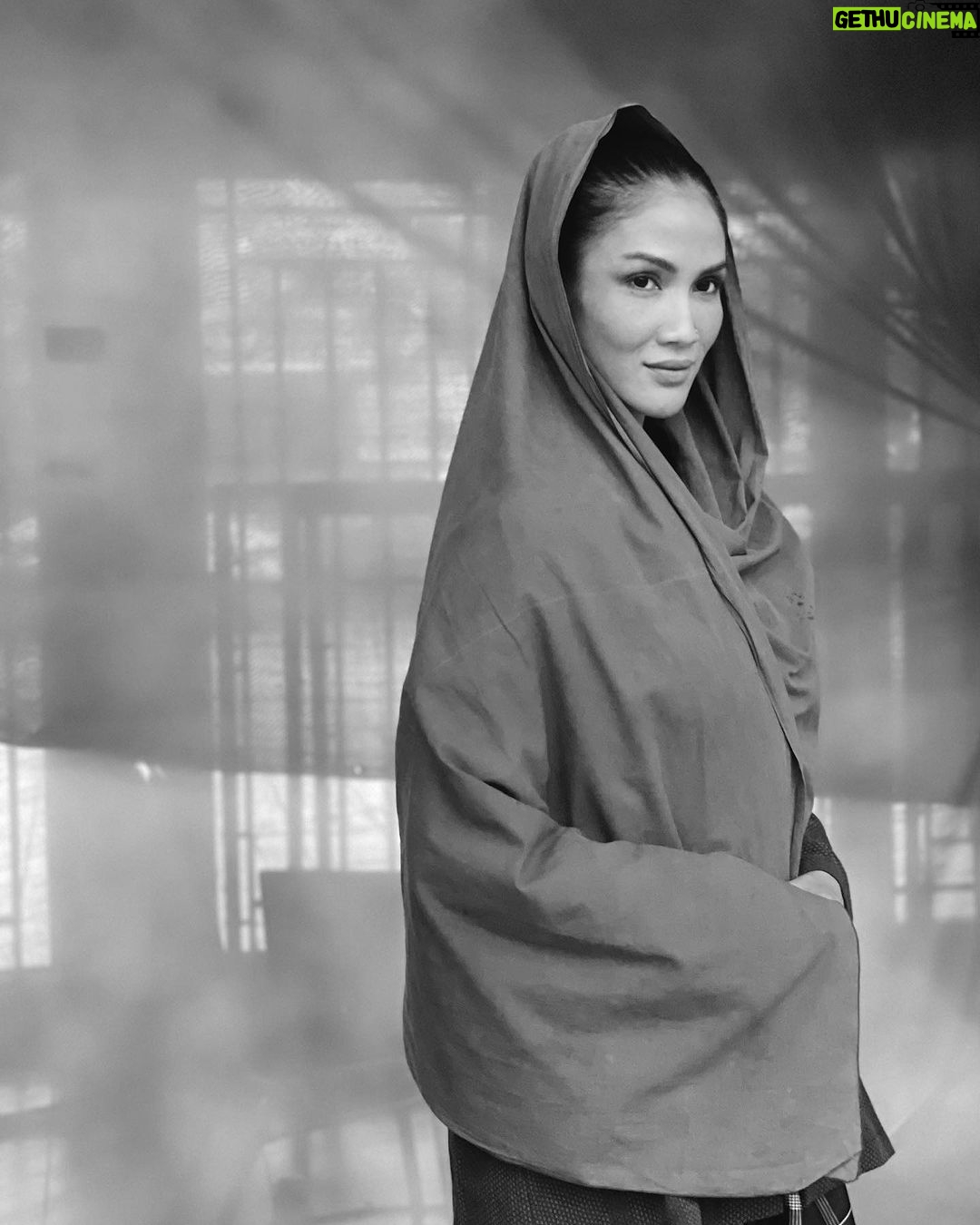 Aulia Sarah Instagram - POCUT LIMPAH 🦁🔥 “SINGA” nya Laksamana Malahayati, juga sahabat Malahayati sejak kecil. Komandan Intelejen Kesultanan, sekaligus menjadi Pasukan Inong Bale (pasukan militer para janda & perempuan Aceh pada tahun 1500-an). kisah cerita legenda kepahlawanan singa betina dari Aceh yang diangkat kembali dalam bentuk seni pertunjukan teaterikal “Jalasena Laksamana Malahayati” Kisah Heroik Perjuangan Laksamana Perempuan Pertama di Dunia. sungguh ini suatu hal yang tak pernah terbayangkan sebelumnya. tantangan terbesar bagiku (Aulia) & ku anggap ini adalah salah satu anugerah terindah dalam hidupku. pengalaman pertama di dunia seni pertunjukan teater, & langsung di beri kepercayaan untuk memainkan 3 karakter sekaligus dalam pertunjukannya nanti di Graha Bhakti Budaya @tim.cikini, 9 September 2023. wish me good luck and i'm hoping to see y’all there!! 💛🪄✨💫
