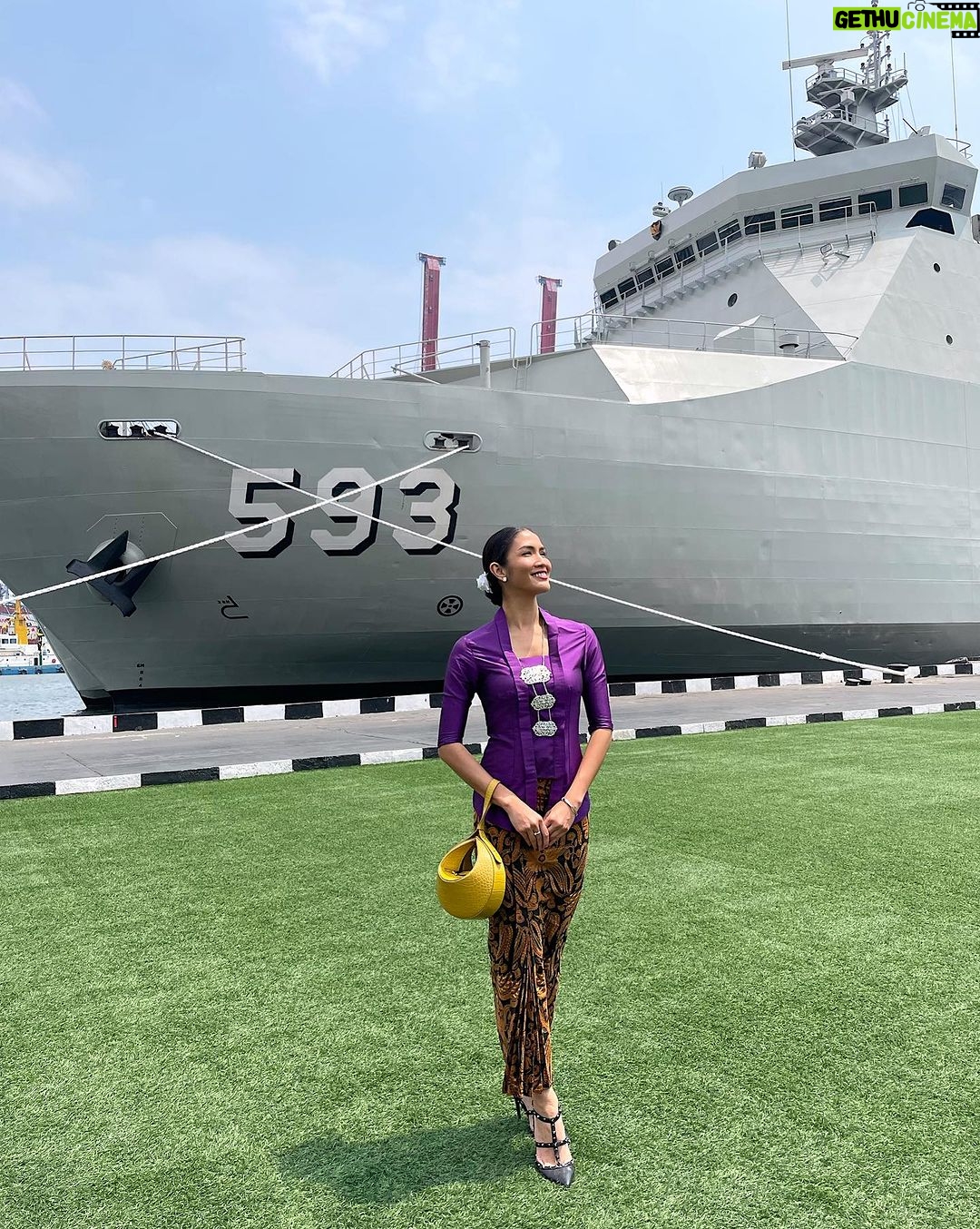 Aulia Sarah Instagram - Silaturahmi Bincang Sejarah Dalam Rangka Hut TNI ke-78 TNI AL, dengan tema "Ketokohan Laksamana Malahayati dalam Pengembangan Kekuatan dan Perjalanan Sejarah Maritim Indonesia" di KRI Banda Aceh-593 🛳️ ⚓️ (Dermaga Kolinlamil, Jakarta Utara). KRI Banda Aceh-593 ini adalah salah satu kapal perang terbesar milik Indonesia 🇮🇩✨ Dermaga Komando Lintas Laut Militer (KOLINLAMIL), Tg.Priok, Jakarta Utara..