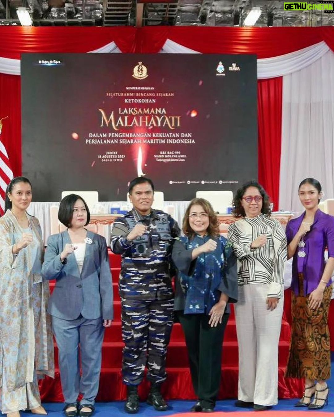 Aulia Sarah Instagram - Silaturahmi Bincang Sejarah Dalam Rangka Hut TNI ke-78 TNI AL, dengan tema "Ketokohan Laksamana Malahayati dalam Pengembangan Kekuatan dan Perjalanan Sejarah Maritim Indonesia" di KRI Banda Aceh-593 🛳️ ⚓️ (Dermaga Kolinlamil, Jakarta Utara). KRI Banda Aceh-593 ini adalah salah satu kapal perang terbesar milik Indonesia 🇮🇩✨ Dermaga Komando Lintas Laut Militer (KOLINLAMIL), Tg.Priok, Jakarta Utara..