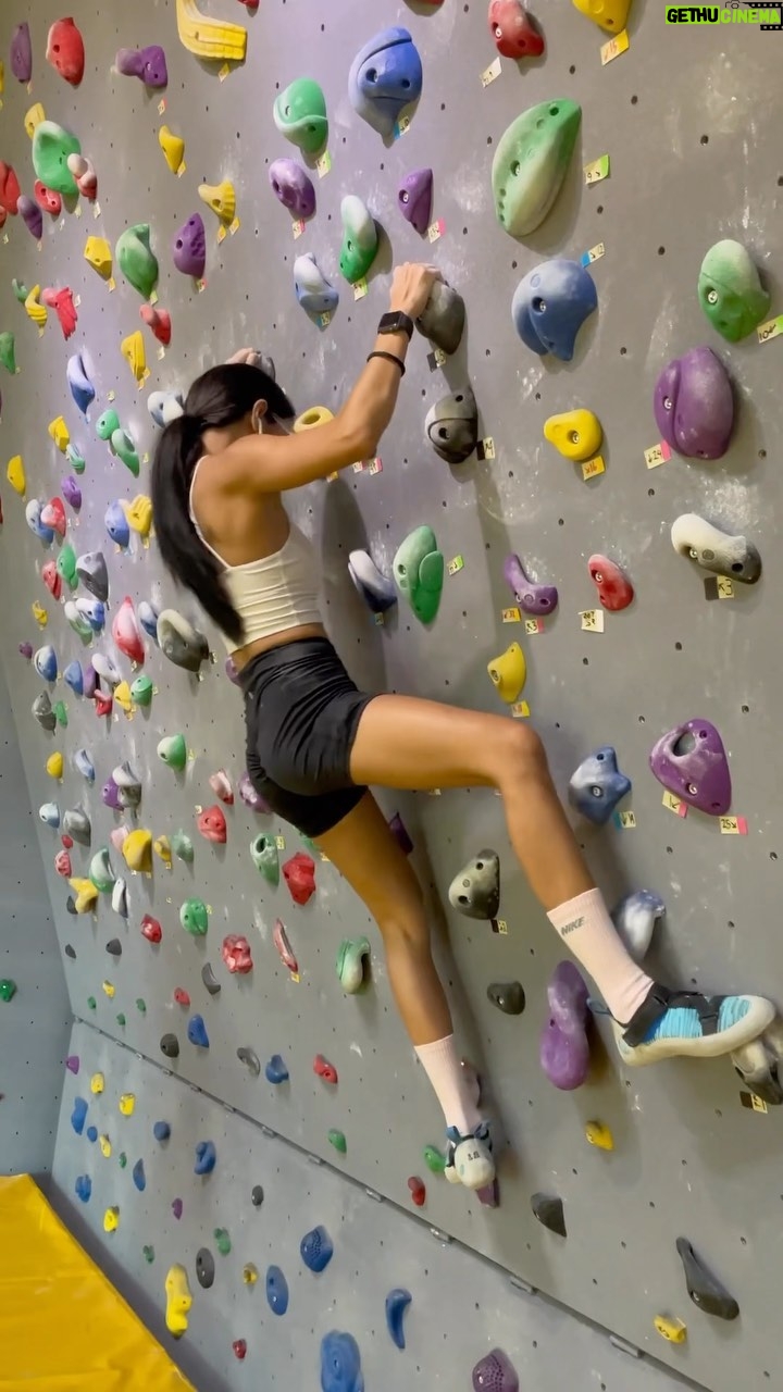 Aulia Sarah Instagram - scaling new heights: my first bouldering adventure! sudah ada yang pernah coba olahraga ini?! SUSAH tapi SERUUU BANGET 🧗🏻♀️😆🙌🏼