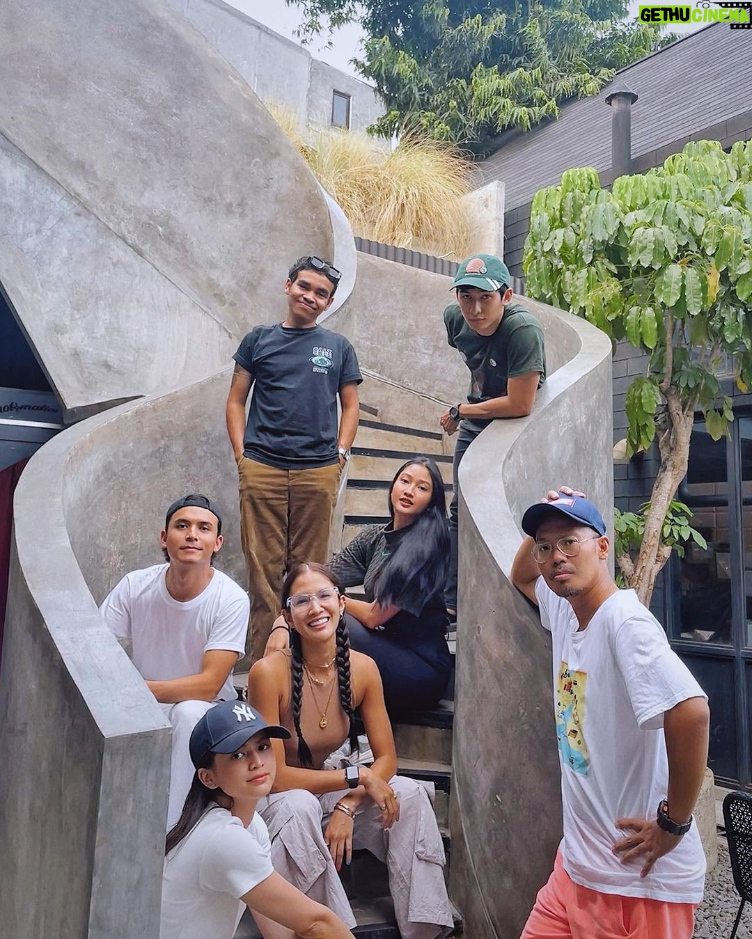 Aulia Sarah Instagram - say hello to the newest member of the @kknmovie family. saling jaga dan kompak selalu ya kita, let’s do it ❣️🪄✨💫