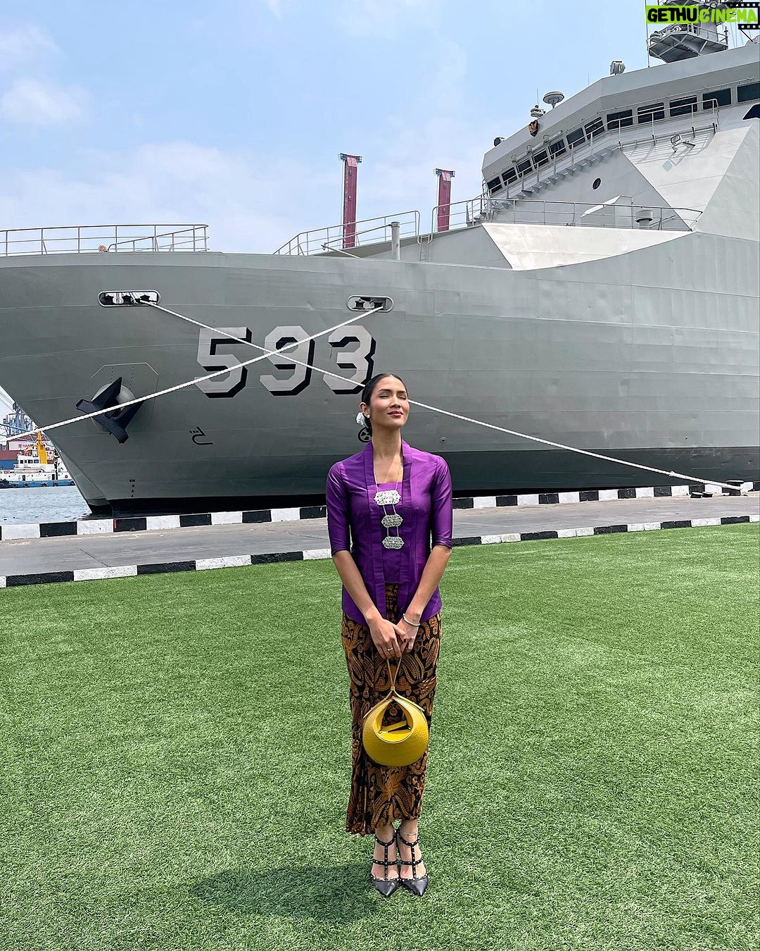 Aulia Sarah Instagram - Silaturahmi Bincang Sejarah Dalam Rangka Hut TNI ke-78 TNI AL, dengan tema "Ketokohan Laksamana Malahayati dalam Pengembangan Kekuatan dan Perjalanan Sejarah Maritim Indonesia" di KRI Banda Aceh-593 🛳️ ⚓️ (Dermaga Kolinlamil, Jakarta Utara). KRI Banda Aceh-593 ini adalah salah satu kapal perang terbesar milik Indonesia 🇮🇩✨ Dermaga Komando Lintas Laut Militer (KOLINLAMIL), Tg.Priok, Jakarta Utara..