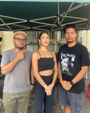 Aulia Sarah Instagram - i dedicated these pictures for y’all.. keluarga besar @pertaruhantheseries @screenplayfilms_id @vidiooriginals #pertaruhantheseries2 💛✨

SPECIAL THANKS to mas @sidharta_tata & mas @fajarmarsan yang sudah menciptakan karakter Kumala dan mempercayakannya ke aku, and BIG THANKS buat semua ensemble casts + all crew yang sudah membantuku untuk menghidupkan karakter Kumala (sorry banget ga bisa di tag satu-satu namanya, kepenuhan euy). terima kasih untuk semua energi baik yang sudah kalian berikan, aku bersyukur bisa kenal & punya pengalaman ini bareng kalian semua 🤗

and last but not least.. terima kasih banyak buat semua temen-temen yang udah nonton, yang telah setia menanti+mencintai+menikmati+menghargai+mengapresiasi karya kami. apalah kami tanpa kalian, aku berterima kasih sekali lagi. SEE YOU AGAIN 🌻💫