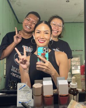 Aulia Sarah Instagram - i dedicated these pictures for y’all.. keluarga besar @pertaruhantheseries @screenplayfilms_id @vidiooriginals #pertaruhantheseries2 💛✨

SPECIAL THANKS to mas @sidharta_tata & mas @fajarmarsan yang sudah menciptakan karakter Kumala dan mempercayakannya ke aku, and BIG THANKS buat semua ensemble casts + all crew yang sudah membantuku untuk menghidupkan karakter Kumala (sorry banget ga bisa di tag satu-satu namanya, kepenuhan euy). terima kasih untuk semua energi baik yang sudah kalian berikan, aku bersyukur bisa kenal & punya pengalaman ini bareng kalian semua 🤗

and last but not least.. terima kasih banyak buat semua temen-temen yang udah nonton, yang telah setia menanti+mencintai+menikmati+menghargai+mengapresiasi karya kami. apalah kami tanpa kalian, aku berterima kasih sekali lagi. SEE YOU AGAIN 🌻💫