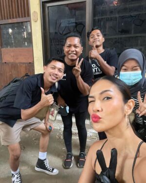 Aulia Sarah Instagram - i dedicated these pictures for y’all.. keluarga besar @pertaruhantheseries @screenplayfilms_id @vidiooriginals #pertaruhantheseries2 💛✨

SPECIAL THANKS to mas @sidharta_tata & mas @fajarmarsan yang sudah menciptakan karakter Kumala dan mempercayakannya ke aku, and BIG THANKS buat semua ensemble casts + all crew yang sudah membantuku untuk menghidupkan karakter Kumala (sorry banget ga bisa di tag satu-satu namanya, kepenuhan euy). terima kasih untuk semua energi baik yang sudah kalian berikan, aku bersyukur bisa kenal & punya pengalaman ini bareng kalian semua 🤗

and last but not least.. terima kasih banyak buat semua temen-temen yang udah nonton, yang telah setia menanti+mencintai+menikmati+menghargai+mengapresiasi karya kami. apalah kami tanpa kalian, aku berterima kasih sekali lagi. SEE YOU AGAIN 🌻💫