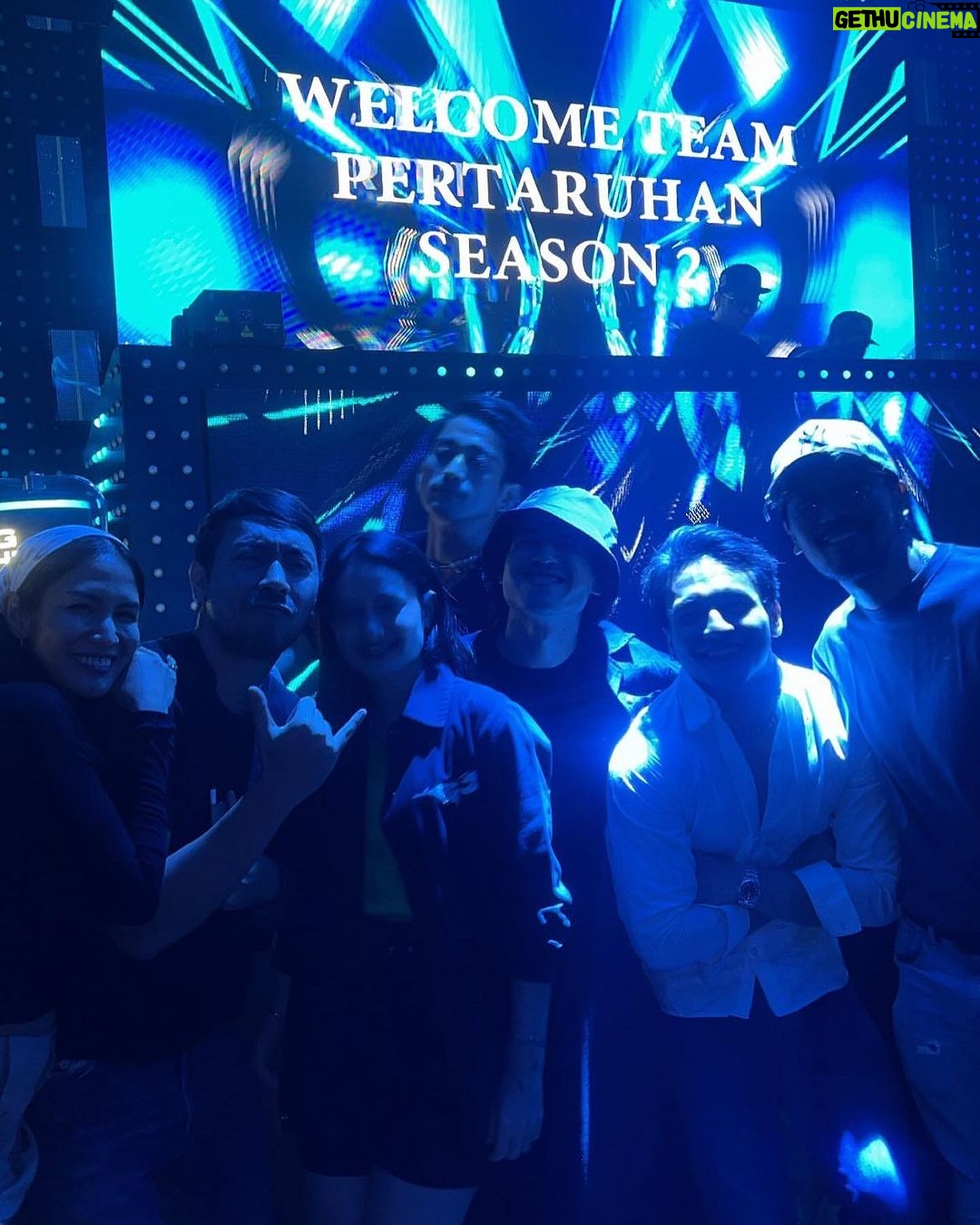 Aulia Sarah Instagram - i dedicated these pictures for yβall.. keluarga besar @pertaruhantheseries @screenplayfilms_id @vidiooriginals #pertaruhantheseries2 πβ¨ SPECIAL THANKS to mas @sidharta_tata & mas @fajarmarsan yang sudah menciptakan karakter Kumala dan mempercayakannya ke aku, and BIG THANKS buat semua ensemble casts + all crew yang sudah membantuku untuk menghidupkan karakter Kumala (sorry banget ga bisa di tag satu-satu namanya, kepenuhan euy). terima kasih untuk semua energi baik yang sudah kalian berikan, aku bersyukur bisa kenal & punya pengalaman ini bareng kalian semua π€ and last but not least.. terima kasih banyak buat semua temen-temen yang udah nonton, yang telah setia menanti+mencintai+menikmati+menghargai+mengapresiasi karya kami. apalah kami tanpa kalian, aku berterima kasih sekali lagi. SEE YOU AGAIN π»π«