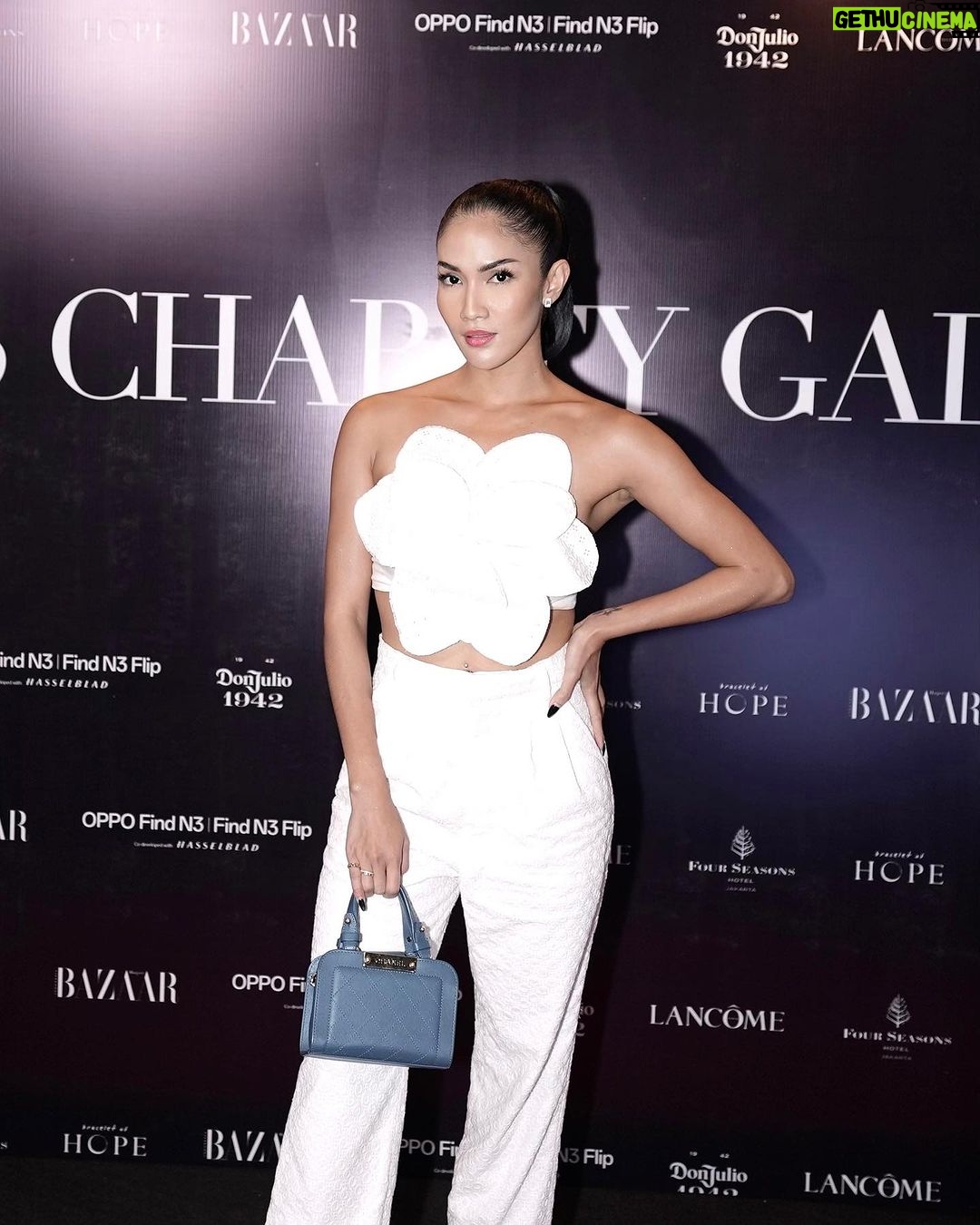 Aulia Sarah Instagram - Bazaar Icons Charity Gala 2023 πΌπ€β¨ thank you for having me @bazaarindonesia #BazaarIndonesiaICONSCharityGala #BazaarIconsParty wearing @renzilazuardi make up @dinar.situmorang hairdo @ade_ragil_hairdo photo @abdullah_fariz @ramaloren