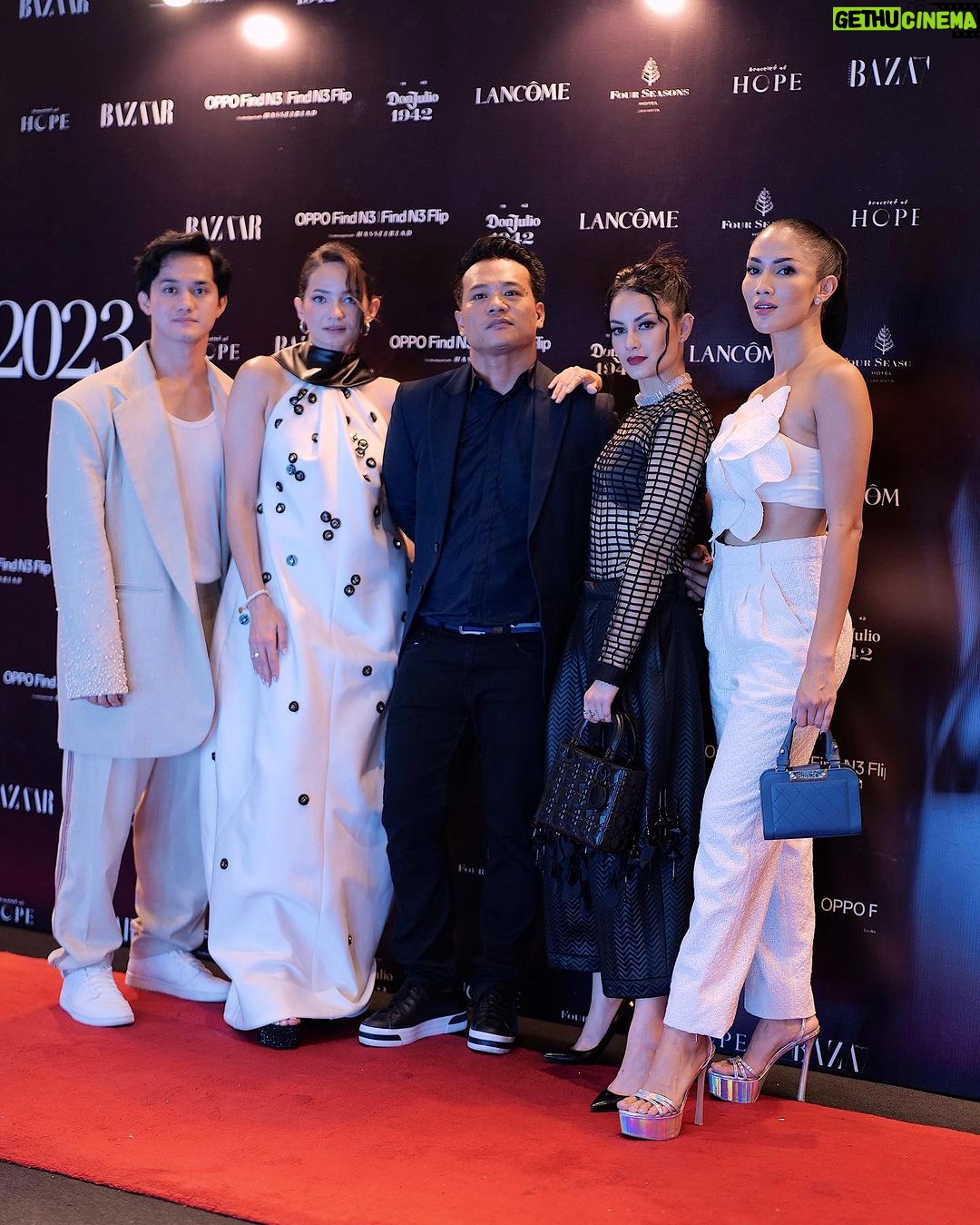 Aulia Sarah Instagram - Bazaar Icons Charity Gala 2023 πΌπ€β¨ thank you for having me @bazaarindonesia #BazaarIndonesiaICONSCharityGala #BazaarIconsParty wearing @renzilazuardi make up @dinar.situmorang hairdo @ade_ragil_hairdo photo @abdullah_fariz @ramaloren