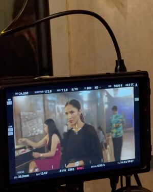 Aulia Sarah Instagram - DATUK… kesayangannya KUMALA 🌼⚡️
i dedicated these pictures for you @bojvoyej (keliatannya aja nih anak mukanya galak, aslinya mah hatinya manis & soft sekali).

in real life sama di @pertaruhantheseries kita lumayan persis, si flip flop dua-duanya. klo lagi akur, manisss dan anteng. tapi klo lagi nyebelin, HAHA.. gitu deh, nonton aja episode 7 #pertaruhantheseries di @vidiooriginals biar tau DATUK & KUMALA klo lagi ga akur kaya gimana 🤭🙌🏼😮‍💨