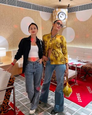 Aulia Sarah Instagram - ku kira Camila Mendes dan @bellahadid 😛🤪😎🤭 ternyata ARA dan KUMALA @pertaruhantheseries @vidiooriginals @screenplayfilms_id 💛🖤🤍🩵