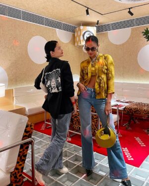 Aulia Sarah Instagram - ku kira Camila Mendes dan @bellahadid 😛🤪😎🤭 ternyata ARA dan KUMALA @pertaruhantheseries @vidiooriginals @screenplayfilms_id 💛🖤🤍🩵