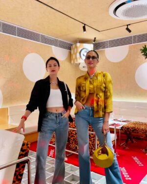 Aulia Sarah Instagram - ku kira Camila Mendes dan @bellahadid 😛🤪😎🤭 ternyata ARA dan KUMALA @pertaruhantheseries @vidiooriginals @screenplayfilms_id 💛🖤🤍🩵