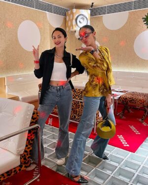 Aulia Sarah Instagram - ku kira Camila Mendes dan @bellahadid 😛🤪😎🤭 ternyata ARA dan KUMALA @pertaruhantheseries @vidiooriginals @screenplayfilms_id 💛🖤🤍🩵