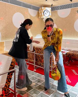 Aulia Sarah Instagram - ku kira Camila Mendes dan @bellahadid 😛🤪😎🤭 ternyata ARA dan KUMALA @pertaruhantheseries @vidiooriginals @screenplayfilms_id 💛🖤🤍🩵