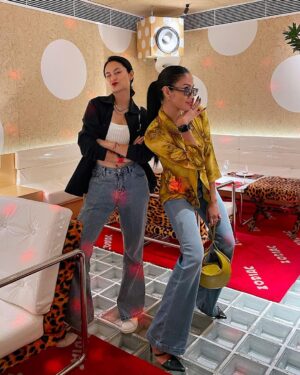 Aulia Sarah Instagram - ku kira Camila Mendes dan @bellahadid 😛🤪😎🤭 ternyata ARA dan KUMALA @pertaruhantheseries @vidiooriginals @screenplayfilms_id 💛🖤🤍🩵