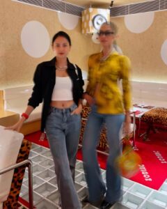 Aulia Sarah Instagram - ku kira Camila Mendes dan @bellahadid 😛🤪😎🤭 ternyata ARA dan KUMALA @pertaruhantheseries @vidiooriginals @screenplayfilms_id 💛🖤🤍🩵