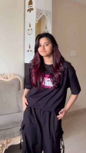 Aurra Bhatnagar Badoni Instagram - Wop challenge 🤌✨🖤 

(Ps: I was so addicted to this challenge I had to do it it’s so addicting 🤌😩✨)