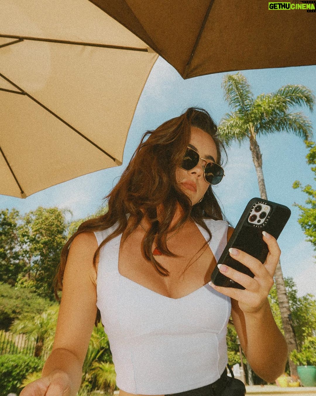 Ava Allan Instagram - Me watching my phone ring