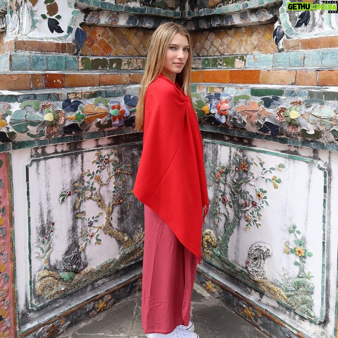 Ava August Instagram - Drop your location in the comments 🇹🇭 Merry Christmas and happy Holidays! Wat Arun Temple, Bangkok