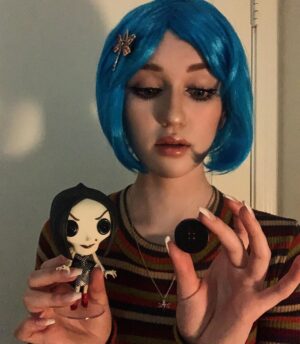 Avi Lake Instagram - Can anyone guess what my favorite movie is? Happy Halloween!! 🎃💙🐈‍⬛ #coraline