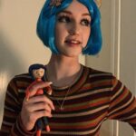 Avi Lake Instagram - Can anyone guess what my favorite movie is? Happy Halloween!! 🎃💙🐈‍⬛ #coraline