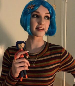 Avi Lake Instagram - Can anyone guess what my favorite movie is? Happy Halloween!! 🎃💙🐈‍⬛ #coraline