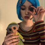 Avi Lake Instagram - Can anyone guess what my favorite movie is? Happy Halloween!! 🎃💙🐈‍⬛ #coraline