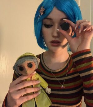 Avi Lake Instagram - Can anyone guess what my favorite movie is? Happy Halloween!! 🎃💙🐈‍⬛ #coraline