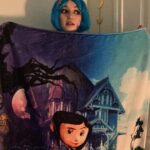 Avi Lake Instagram - Can anyone guess what my favorite movie is? Happy Halloween!! 🎃💙🐈‍⬛ #coraline