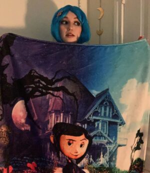 Avi Lake Instagram - Can anyone guess what my favorite movie is? Happy Halloween!! 🎃💙🐈‍⬛ #coraline