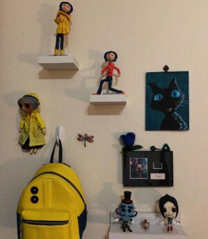 Avi Lake Instagram - Can anyone guess what my favorite movie is? Happy Halloween!! 🎃💙🐈‍⬛ #coraline