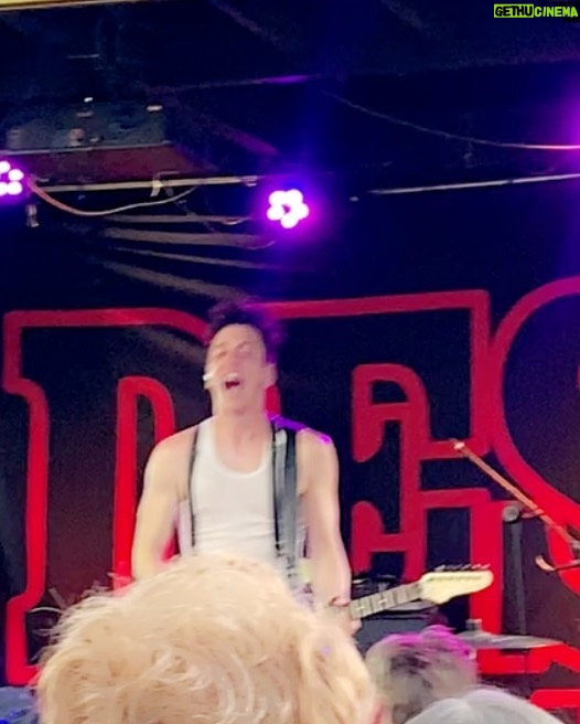 Avi Lake Instagram - Such an awesome concert & performance by @iamdesrocs @thebluestones & @firstinflightband !! Super talent people & incredible performers!! Absolutely check all of them out! 🤩🎸 The Far Out Lounge and Stage