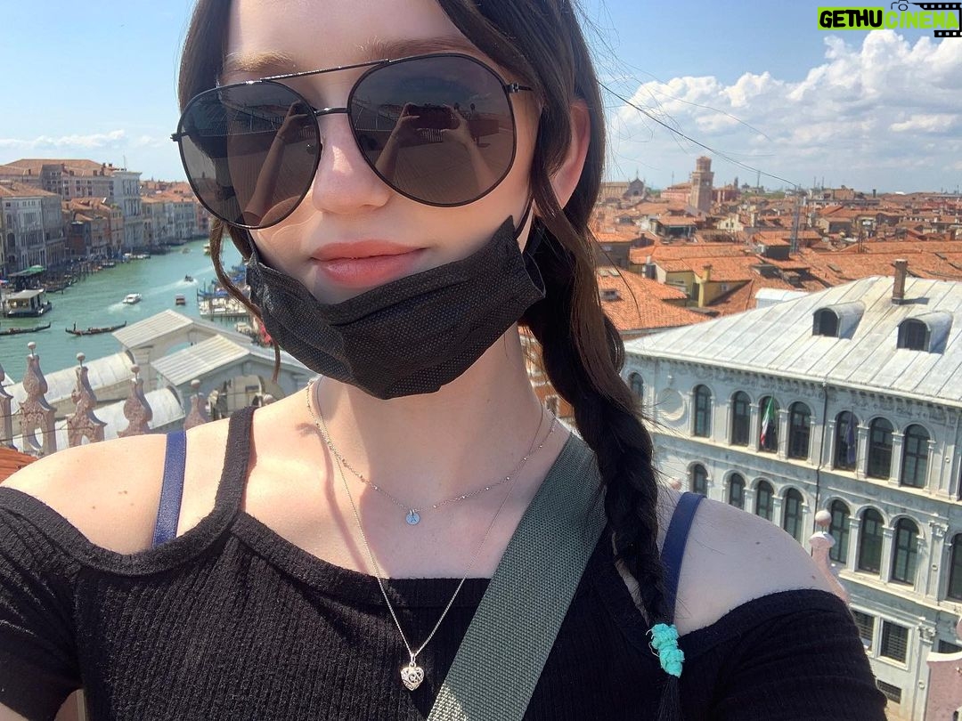 Avi Lake - 3.2K Likes - Hey siri, play “My heart is buried in Venice” by @rickymontgomery !! 🤩💙 #venice #italy