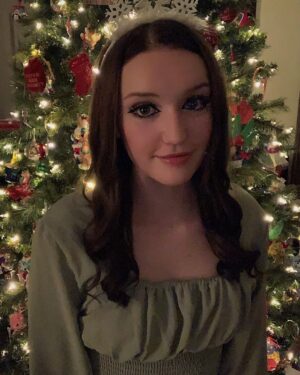 Avi Lake Instagram - Happy Christmas Eve!! :)🎄