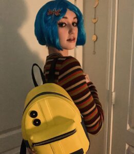 Avi Lake Instagram - Can anyone guess what my favorite movie is? Happy Halloween!! 🎃💙🐈‍⬛ #coraline