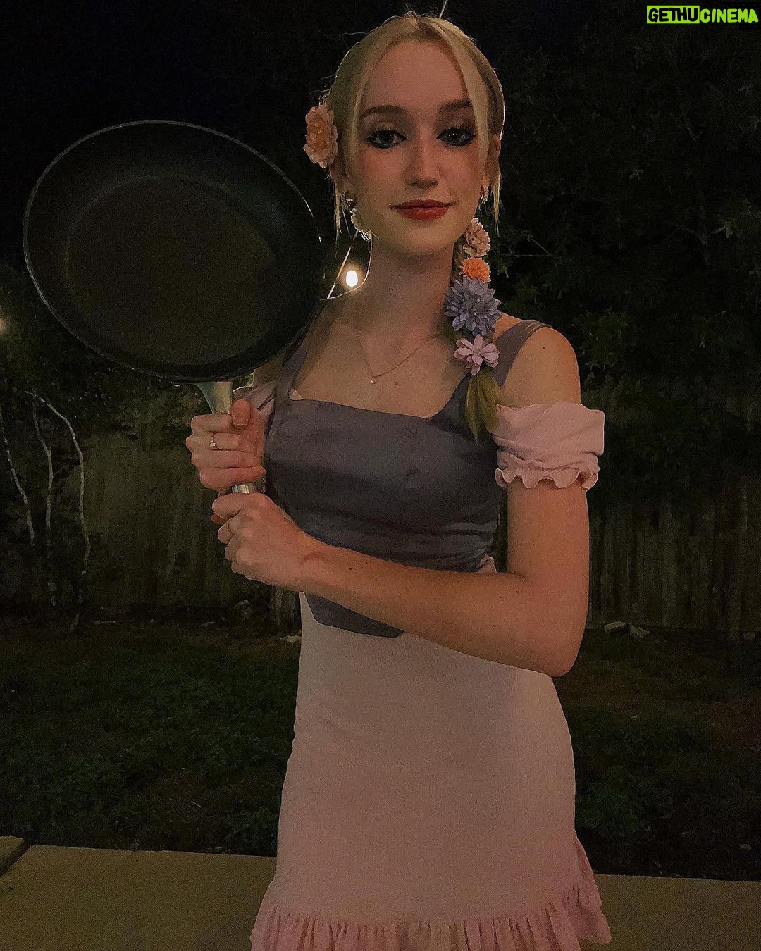 Avi Lake - 3K Likes - Happy Halloween from Rapunzel, Flynn & the frying pan! 🎃💕💜 #tangled