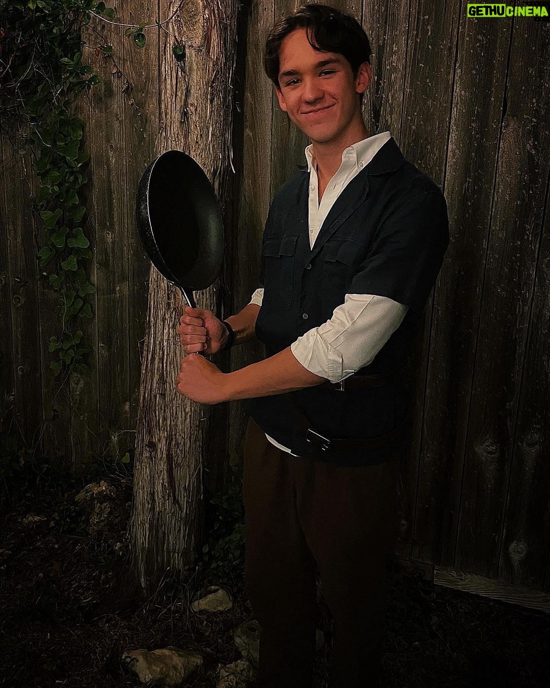 Avi Lake - 3K Likes - Happy Halloween from Rapunzel, Flynn & the frying pan! 🎃💕💜 #tangled