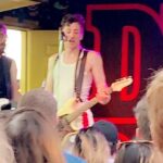 Avi Lake Instagram - Such an awesome concert & performance by @iamdesrocs @thebluestones & @firstinflightband !! Super talent people & incredible performers!! Absolutely check all of them out! 🤩🎸 The Far Out Lounge and Stage