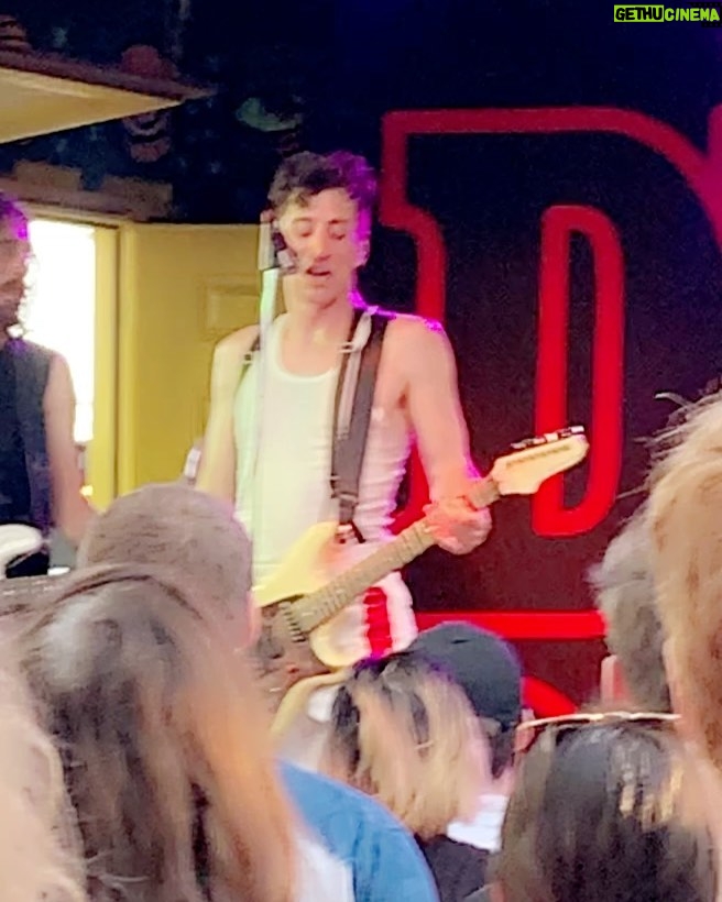 Avi Lake Instagram - Such an awesome concert & performance by @iamdesrocs @thebluestones & @firstinflightband !! Super talent people & incredible performers!! Absolutely check all of them out! 🤩🎸 The Far Out Lounge and Stage