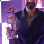 Avinash Sachdev Instagram - About last night, got #styleicon at @iiiaward 😊🙏 📸 @portraitdeewana Styled by @sitybymahakhirani Shirt by @addysformen Blazer set by @mint.sew