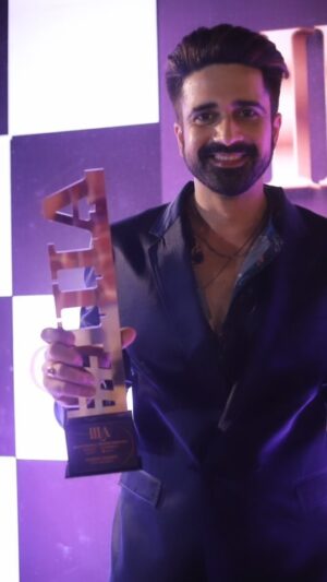 Avinash Sachdev Instagram - About last night, got #styleicon at @iiiaward 😊🙏
📸 @portraitdeewana

Styled by @sitybymahakhirani
Shirt by @addysformen 
Blazer set by @mint.sew