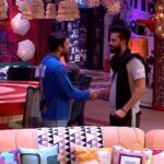 Avinash Sachdev Instagram - Zindagi ki yei kahani hai, dushman bhi dost ban jayenge! Dil ki gehraiyon se jhakkar dekho, kuch alag hi rishte jagmagayenge! ✨💖 Our #Herono1 is not only winning hearts outside but also inside the house with his positivity. Way to go our ⭐️ #DushmanToDost #AvinashSachdev #AvinashVijaySachdev #AVS #Sachkadev #Avinashinbiggboss #Avinashinbbott #Biggbossott #Avinashkipaltan #lionofthejungle