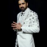 Avinash Sachdev Instagram - On the dark side it’s all black and white 🖤 Kaisa laga aap sabko humare #HeroNo1 ka pehla weekend ka vaar look ? 😎❤️ Styled by : @akansha.27 @tiara_gal Outfit by: @videshistudiobyabhishek Shoes by : @vincenziorobertina #AvinashSachdev #AvinashVijaySachdev #AVS #Sachkadev #Avinashinbiggboss #Avinashinbbott #Biggbossott #Avinashkipaltan #lionofthejungle