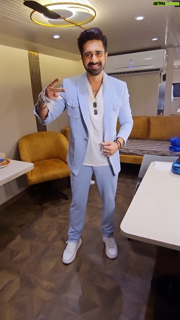Avinash Sachdev Instagram - A short glimpse of what all went behind the perfect grand premiere look for our #herono1 😍❤️ Kaisa laga tha aapko inka ye look ? Let us know in the comments below 🤩👇🏻 #AvinashSachdev #AvinashVijaySachdev #AVS #Sachkadev #Avinashinbiggboss #Avinashinbbott #Biggbossott #Avinashkipaltan #lionofthejungle