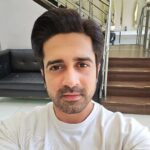 Avinash Sachdev Instagram - Ab aaya roop nikhar ke! 🤣 How many of you get this line? 😃 Hairdo final result ➡️ swipe right to see the difference. #ihatesalons #karnatopadega