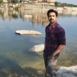 Avinash Sachdev Instagram - The most difficult and the most amazingly adventurous shoot of my life with mind blasting facts about earth and human evolution. 10 cities 2300 kms by road, featuring a new landscape everyday. Without the fun loving crew it wouldn't have been possible for all of us to survive this thrilling shoot, where we experienced surprises everyday specially in the remote areas. So my first ever experience in anchoring was indeed a special one, and thanks to madhyaprdesh tourism and geological survey of india where i could witness the story behind 'the big bang theory'. Waiting for this one to release soon... 😊🙏 #shukr #madhyapradeshtourism #gsi #thebigbangtheory