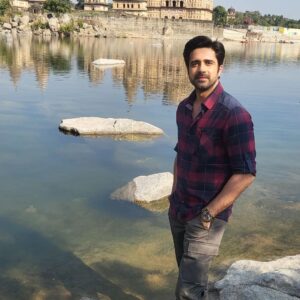 Avinash Sachdev Instagram - The most difficult and the most amazingly adventurous shoot of my life with mind blasting facts about earth and human evolution.  10 cities 2300 kms by road, featuring a new landscape everyday. Without the fun loving crew it wouldn't have been possible for all of us to survive this thrilling shoot, where we experienced surprises everyday specially in the remote areas. So my first ever experience in anchoring was indeed a special one, and thanks to madhyaprdesh tourism and geological survey of india where i could witness the story behind 'the big bang theory'. 
Waiting for this one to release soon... 😊🙏 #shukr
#madhyapradeshtourism #gsi #thebigbangtheory